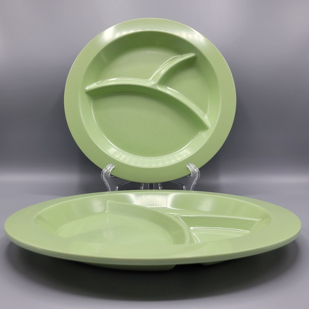Set Of 2 Pottery Barn Kids Green Divided Plastic 3 Sections Plates  *SCRATCHES*